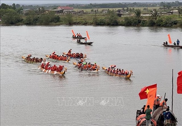 Sau Lễ Thượng cờ Thống nhất non s&ocirc;ng, giải Đua thuyền truyền thống &ldquo;Thống nhất non s&ocirc;ng&rdquo; đ&atilde; diễn ra tr&ecirc;n d&ograve;ng s&ocirc;ng Bến Hải với 7 đội thuyền nam, 4 đội thuyền nữ, 6 đội thuyền hỗn hợp thi đấu ở 5 nội dung. Giải đua thuyền đ&atilde; thu h&uacute;t đ&ocirc;ng đảo người d&acirc;n trong v&agrave; ngo&agrave;i tỉnh đến tham gia cổ vũ. (Ảnh: TTXVN)