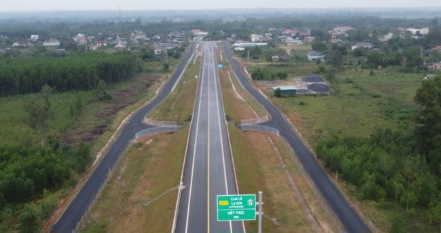 Chiều d&agrave;i tuyến đường thuộc Dự &aacute;n khoảng 98,35 km (trong đ&oacute; chiều d&agrave;i tuyến qua tỉnh Quảng Trị khoảng 36,3 km, Thừa Thi&ecirc;n Huế khoảng 62,05 km)