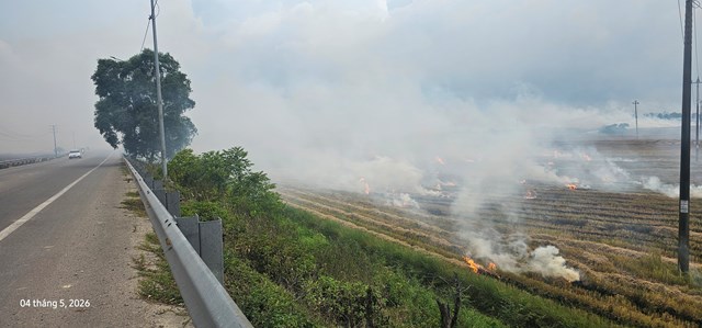 Người tham gia giao th&ocirc;ng đi qua đoạn đường đầy kh&oacute;i, phải che mặt, giảm tốc. (ảnh: Quốc Dũng)