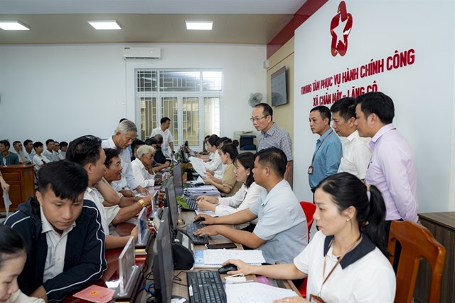 C&aacute;n bộ cấp x&atilde; giải quyết thủ tục h&agrave;nh ch&iacute;nh cho người d&acirc;n tại trung t&acirc;m h&agrave;nh ch&iacute;nh c&ocirc;ng (ảnh - PV)