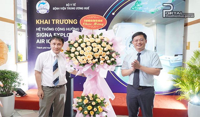 Ph&oacute; Chủ tịch UBND tỉnh Nguyễn Thanh B&igrave;nh (b&igrave;a phải) tặng hoa ch&uacute;c mừng Bệnh viện TW Huế.