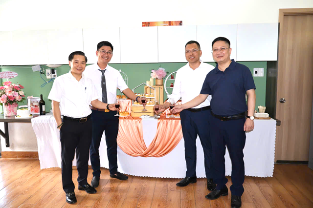 &Ocirc;ng Nguyễn Văn Đồng c&ugrave;ng đại diện Ban l&atilde;nh đạo C&ocirc;ng ty Luật TNHH Hồng Giang tại lễ khai trương Chi nh&aacute;nh Đ&agrave; Nẵng