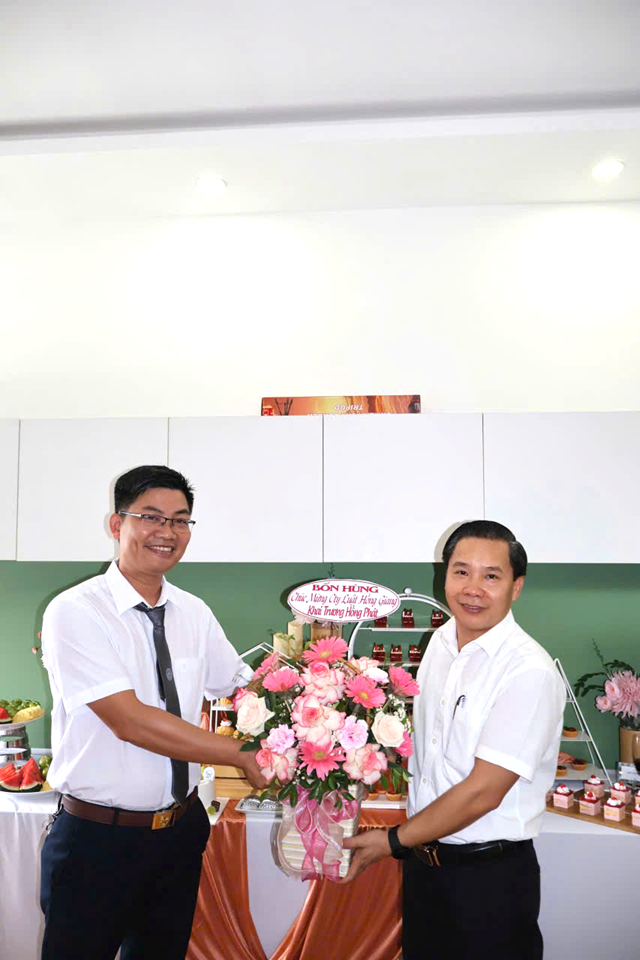 Ph&oacute; Gi&aacute;m đốc &ndash; Luật sư Tư, đại diện trụ sở ch&iacute;nh H&agrave; Nội, trao lẵng hoa ch&uacute;c mừng Chi nh&aacute;nh Đ&agrave; Nẵng nh&acirc;n dịp ch&iacute;nh thức đi v&agrave;o hoạt động