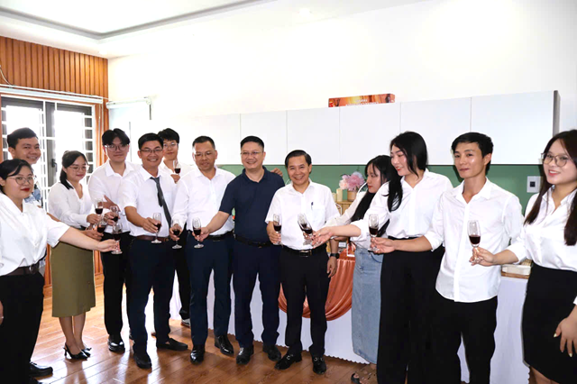 Ban l&atilde;nh đạo c&ugrave;ng tập thể nh&acirc;n sự n&acirc;ng ly ch&uacute;c mừng sự kiện khai trương