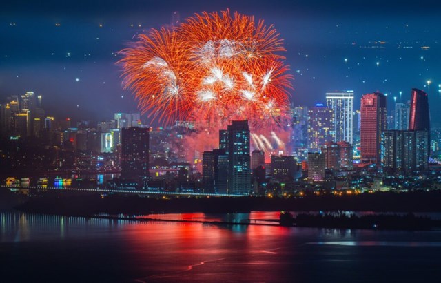 Đ&ecirc;m khai mạc Lễ hội ph&aacute;o hoa Quốc tế Đ&agrave; Nẵng 2026 kh&ocirc;ng chỉ mở m&agrave;n cho m&ugrave;a ph&aacute;o hoa được chờ đợi nhất của m&ugrave;a h&egrave; năm nay m&agrave; c&ograve;n hứa hẹn biến trung t&acirc;m th&agrave;nh phố biển th&agrave;nh một đại nhạc hội rực rỡ &aacute;nh s&aacute;ng, &acirc;m nhạc v&agrave; c&ocirc;ng nghệ tr&igrave;nh diễn hiện đại.