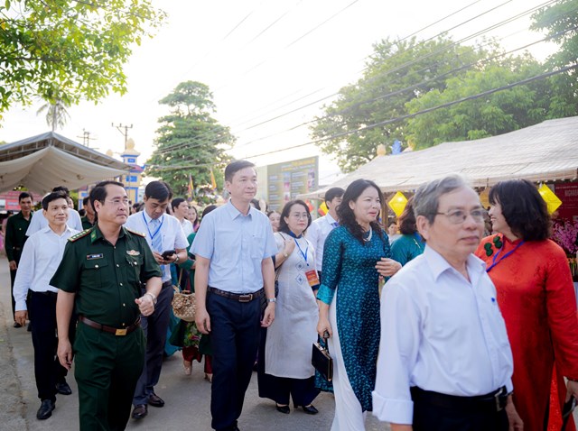 Đ&ocirc;ng đảo người d&acirc;n đến tham dự lễ hội