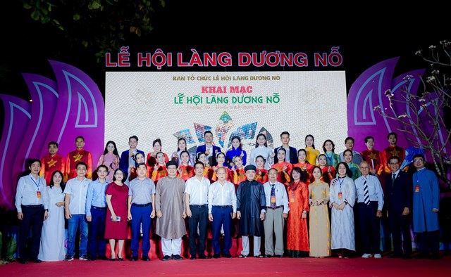 L&atilde;nh đạo th&agrave;nh phố Huế c&ugrave;ng c&aacute;c đại biểu tham dự lễ hội chụp h&igrave;nh lưu niệm