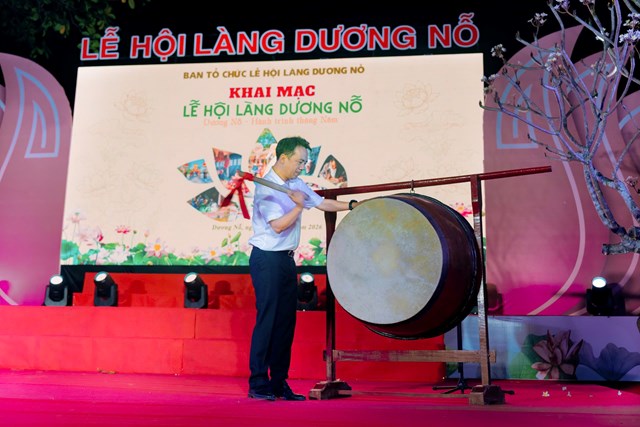 L&atilde;nh đạo th&agrave;nh phố Huế Trần Hữu Th&ugrave;y Giang đ&aacute;nh trống khai hội
