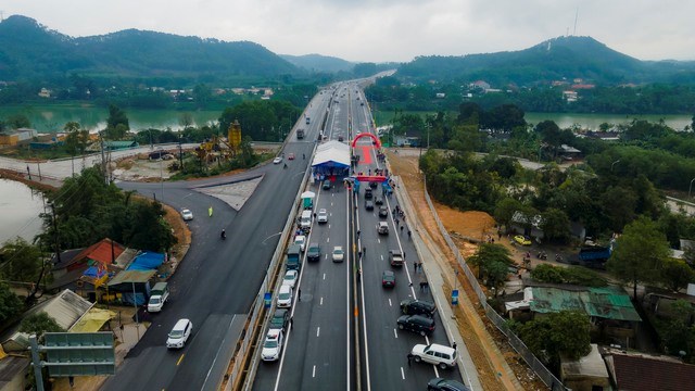 Giai đoạn đầu khai th&aacute;c, tuyến đường cao tốc n&agrave;y c&oacute; 2 l&agrave;n xe với mặt cắt ngang rộng 12 m, bề rộng nền 23 m, c&aacute;c đoạn vượt xe c&oacute; quy m&ocirc; 4 l&agrave;n xe - Ảnh: VGP/L&ecirc; Ho&agrave;ng