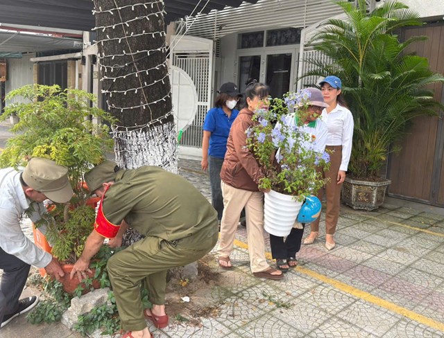 C&aacute;n bộ, đảng vi&ecirc;n chi bộ vận động nh&acirc;n d&acirc;n kh&ocirc;ng trồng c&acirc;y, bu&ocirc;n b&aacute;n lấn chiếm vỉa h&egrave;.