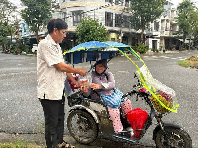 C&aacute;n bộ, đảng vi&ecirc;n chi bộ Nại Hưng 2A trao tận tay suất ăn "Buổi s&aacute;ng y&ecirc;u thương" đến c&aacute;c đối tượng c&oacute; ho&agrave;n cảnh kh&oacute; khăn tr&ecirc;n địa b&agrave;n.