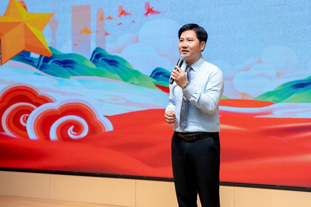 Thầy Nguyễn Đ&igrave;nh An Khối ph&oacute; thi đua - Gi&aacute;m đốcTrường Cao đẳng FPT Polytechnic Đ&agrave; Nẵng đại diện Ban tổ chức ph&aacute;t biểu khai mạc hội diễn