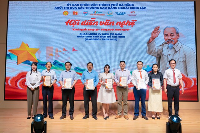 Đại diện L&atilde;nh đạo Sở Gi&aacute;o dục v&agrave; Đ&agrave;o tạo TP Đ&agrave; Nẵng v&agrave; Đại diện khối thi đua tặng lưu niệm cho c&aacute;c đơn vị