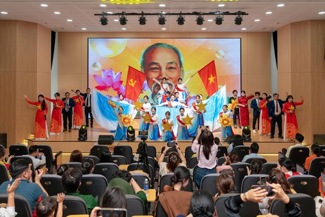 Li&ecirc;n kh&uacute;c m&uacute;a h&aacute;t gồm: &ldquo;Lời ru &Acirc;u Lạc&rdquo;, &ldquo;B&agrave;i ca Hồ Ch&iacute; Minh&rdquo; v&agrave; &ldquo;Tuổi trẻ thế hệ B&aacute;c Hồ". Trường Cao đẳng C&ocirc;ng nghệ Y - Dược Việt Nam gi&agrave;nh giải nhất tại hội diễn