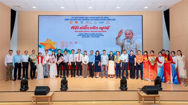 Đại diện l&atilde;nh đạo sở GD &amp; ĐT v&agrave; l&atilde;nh đạo c&aacute;c trường chụp h&igrave;nh lưu niệm c&ugrave;ng đại diện c&aacute;c đơn vị đoạt giải