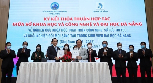 Khuyến kh&iacute;ch, ph&aacute;t huy vai tr&ograve; của c&aacute;c trường đại học, viện nghi&ecirc;n cứu, tổ chức hỗ trợ khởi nghiệp, triển khai c&aacute;c hoạt động về KNĐMST, gắn liền hoạt động nghi&ecirc;n cứu ứng dụng l&agrave; một trong c&aacute;c nhiệm vụ trọng t&acirc;m.