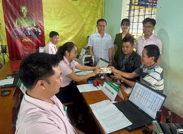 Gia đ&igrave;nh &ocirc;ng Ho&agrave;ng Văn Ti&ecirc;u nhận tiền, ng&agrave;y 19/5/2026.