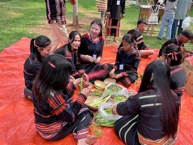 Điểm nhấn đ&aacute;ng ch&uacute; &yacute; của chương tr&igrave;nh l&agrave; sự tham gia của c&aacute;c đội nghệ nh&acirc;n người Jrai ti&ecirc;u biểu đến từ th&agrave;nh phố Pleiku v&agrave; huyện Chư Păh.