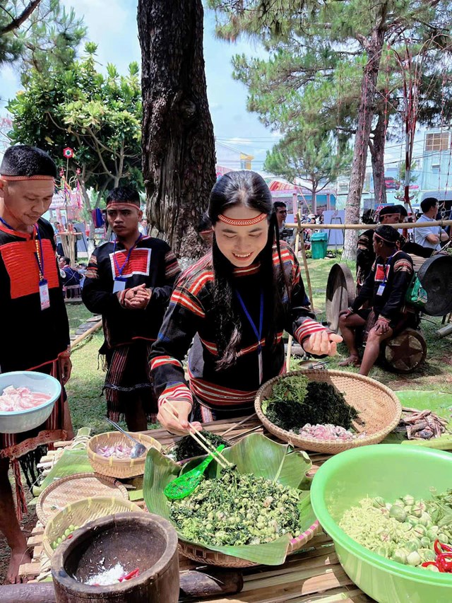 Chương tr&igrave;nh biểu diễn cồng chi&ecirc;ng cuối tuần phục vụ người d&acirc;n v&agrave; du kh&aacute;ch, qua đ&oacute;&nbsp;g&oacute;p phần quảng b&aacute; s&acirc;u rộng những gi&aacute; trị văn h&oacute;a đặc sắc của đồng b&agrave;o c&aacute;c d&acirc;n tộc T&acirc;y Nguy&ecirc;n.