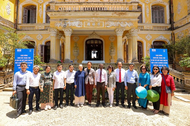 Đo&agrave;n c&ocirc;ng t&aacute;c UNESCO, với sự hiện diện của &ocirc;ng Eloundou, b&agrave; L&ecirc; Thị Hồng V&acirc;n (Cục trưởng, Tổng Thư k&yacute; Ủy ban Quốc gia UNESCO Việt Nam) v&agrave; b&agrave; Phạm Thị Thanh Hường (Trưởng Ban Văn h&oacute;a Văn ph&ograve;ng UNESCO H&agrave; Nội), đ&atilde; c&oacute; một lịch tr&igrave;nh khảo s&aacute;t d&agrave;y đặc...