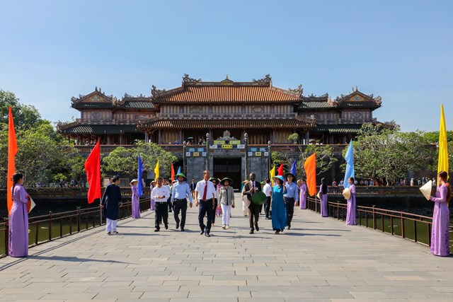 Ng&agrave;y 22/5/2025, Huế đ&atilde; vinh dự đ&oacute;n tiếp &ocirc;ng Lazare Eloundou, Gi&aacute;m đốc Trung t&acirc;m Di sản Thế giới của UNESCO, c&ugrave;ng ph&aacute;i đo&agrave;n c&ocirc;ng t&aacute;c quan trọng.&nbsp;Chuyến thăm n&agrave;y nhằm mục đ&iacute;ch khảo s&aacute;t thực tế v&agrave; t&igrave;m hiểu s&acirc;u rộng về c&ocirc;ng t&aacute;c quản l&yacute;, bảo tồn v&agrave; ph&aacute;t huy gi&aacute; trị c&aacute;c Di sản Văn h&oacute;a Thế giới tại địa phương