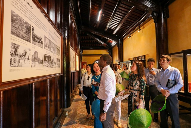 Tham quan Đại Nội Huế, bao gồm c&aacute;c địa điểm nổi bật như Ngọ M&ocirc;n, Lầu Ngũ Phụng, Điện Th&aacute;i H&ograve;a, Thế Miếu, Hiển L&acirc;m C&aacute;c v&agrave; Điện Kiến Trung