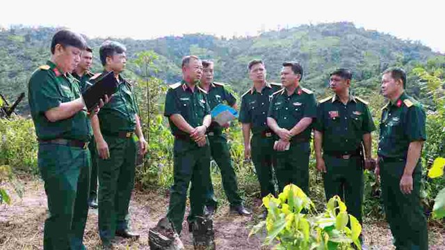 Đo&agrave;n c&ocirc;ng t&aacute;c&nbsp;khảo s&aacute;t khu vực trồng vườn dược liệu v&agrave; vị tr&iacute; x&acirc;y dựng doanh trại của đơn vị tại khu vực bi&ecirc;n giới ph&iacute;a t&acirc;y th&agrave;nh phố Đ&agrave; Nẵng.