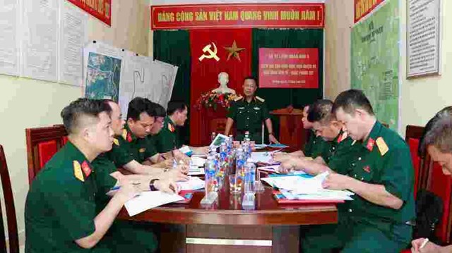 Thiếu tướng Nguyễn Quốc Hương, Ph&oacute; Tư lệnh Qu&acirc;n khu 5 c&ugrave;ng đo&agrave;n c&ocirc;ng t&aacute;c tại buổi l&agrave;m việc với&nbsp;Đội sản xuất n&ocirc;ng l&acirc;m 3 thuộc Đo&agrave;n Kinh tế - Quốc ph&ograve;ng 207.