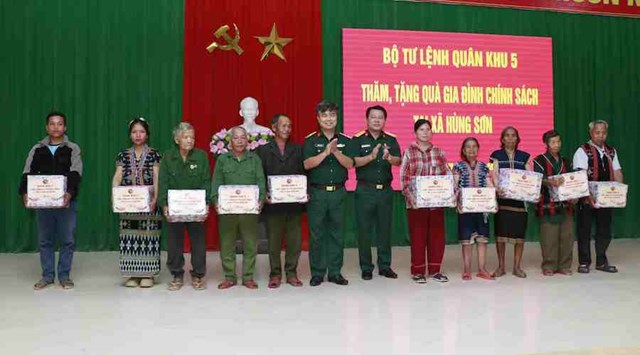 Đo&agrave;n c&ocirc;ng t&aacute;c của Qu&acirc;n khu 5 tặng qu&agrave; c&aacute;c gia đ&igrave;nh ch&iacute;nh s&aacute;ch, người c&oacute; c&ocirc;ng với c&aacute;ch mạng tại x&atilde; H&ugrave;ng Sơn.