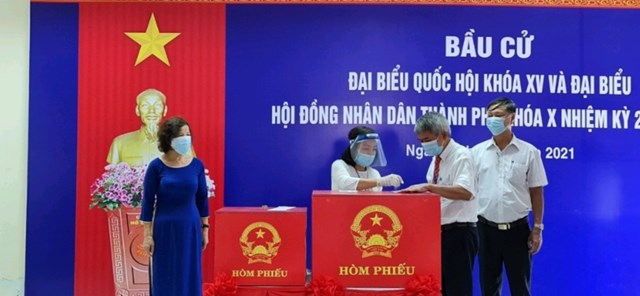 Đại diện cử chi v&agrave; th&agrave;nh vi&ecirc;n tổ bầu cử kiểm tra h&ograve;m phiếu trước khi tiến h&agrave;nh bầu cử.