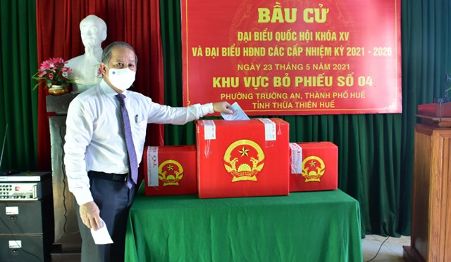 Chủ tịch UBND tỉnh Phan Ngọc Thọ bỏ l&aacute; phiếu đầu ti&ecirc;n tại khu vực bỏ phiếu số 4, phường Trường An.