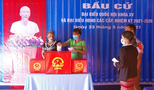 Cử tri huyện A Lưới đi bầu cử.