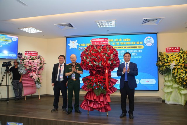 L&atilde;nh đạo UBND th&agrave;nh phố Huế (b&ecirc;n phải) tặng hoa ch&uacute;c mừng