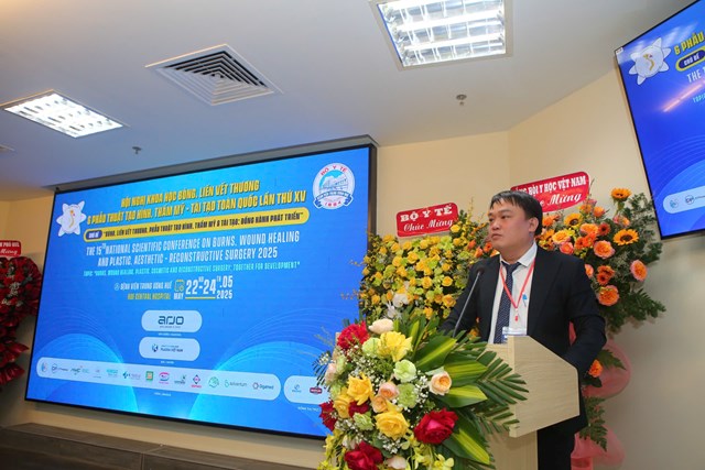 TS. BS. Nguyễn Thanh Xu&acirc;n &ndash; Ph&oacute; Gi&aacute;m đốc Bệnh viện Trung ương Huế, ph&aacute;t biểu tại Hội nghị