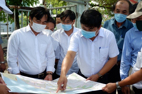 Ủy vi&ecirc;n dự khuyết Trung ương Đảng, Ph&oacute; B&iacute; thư Thường trực Th&agrave;nh ủy, Chủ tịch HĐND th&agrave;nh phố Lương Nguyễn Minh Triết kiểm tra thực tế địa điểm dự kiến x&acirc;y dựngTrạm trung chuyển r&aacute;c thải khu vực Sơn Tr&agrave;, số 31 đường V&acirc;n Đồn, quận Sơn Tr&agrave;.