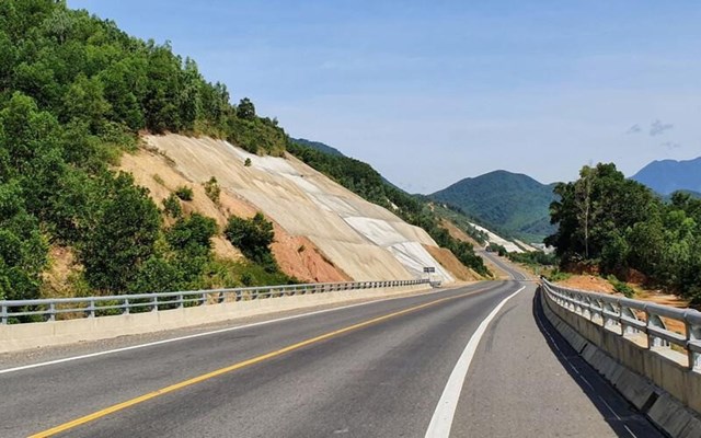 Cao tốc La Sơn - H&ograve;a Li&ecirc;n sẽ được mở rộng l&ecirc;n 4 l&agrave;n xe. Ảnh: nguồn IT
