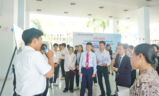 C&aacute;c nh&oacute;m đề t&agrave;i giới thiệu Poster trưng b&agrave;y tại Hội nghị