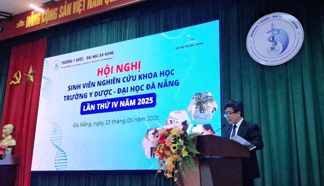 TS.BS. L&ecirc; Viết Nho - Hiệu trưởng Trường Y Dược ph&aacute;t biểu khai mạc