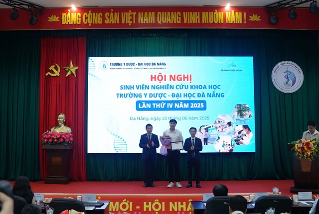 PGS.TS. L&ecirc; Th&agrave;nh Bắc &ndash; Ph&oacute; Gi&aacute;m đốc ĐHĐN v&agrave; ThS.BSCKII. L&ecirc; Kim Trọng, Ph&oacute; Hiệu trưởng, Trưởng Ban Tổ chức trao giải Nhất