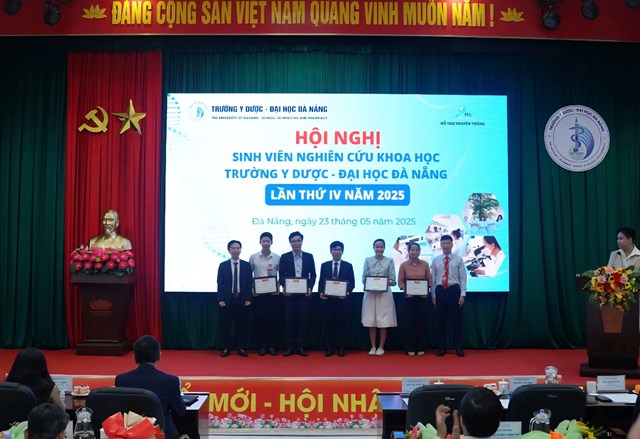 Ban Tổ chức trao tặng giấy khen c&aacute;c giảng vi&ecirc;n hướng dẫn đề t&agrave;iL&atilde;nh đạo Nh&agrave; trường tặng hoa Hội đồng Ban Gi&aacute;m khảo sinh vi&ecirc;n NCKH năm 2025