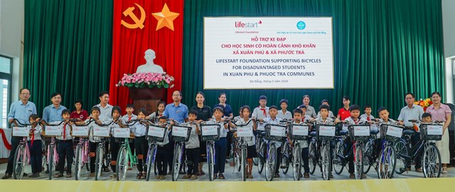 Trong đợt hỗ trợ n&agrave;y, Lifestart Foundation trao tổng cộng 50 xe đạp với tổng kinh ph&iacute; 100 triệu đồng. Trong đ&oacute;, 20 xe được trao cho học sinh c&oacute; ho&agrave;n cảnh kh&oacute; khăn tại Trường Tiểu học Quế Xu&acirc;n 1 (x&atilde; Xu&acirc;n Ph&uacute;) v&agrave; 30 xe được trao cho học sinh ngh&egrave;o, học sinh vượt kh&oacute; thuộc c&aacute;c trường Tiểu học L&ecirc; Lợi, Nguyễn B&aacute; Ngọc, Ka Long v&agrave; Trường Phổ th&ocirc;ng D&acirc;n tộc b&aacute;n tr&uacute; Phước Tr&agrave;.
