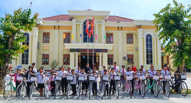 Đến nay, tổ chức n&agrave;y đ&atilde; trao tặng hơn 500 xe đạp, tiếp sức cho h&agrave;ng trăm học sinh tại c&aacute;c địa b&agrave;n v&ugrave;ng s&acirc;u, v&ugrave;ng xa, g&oacute;p phần gi&uacute;p c&aacute;c em đến trường an to&agrave;n v&agrave; thuận tiện hơn.