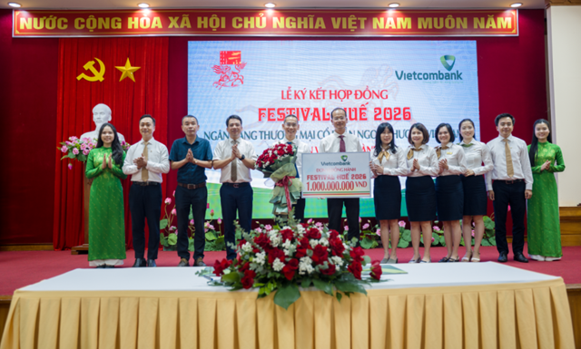 Vietcombank trao bảng tượng trưng t&agrave;i trợ 1 tỷ đồng
