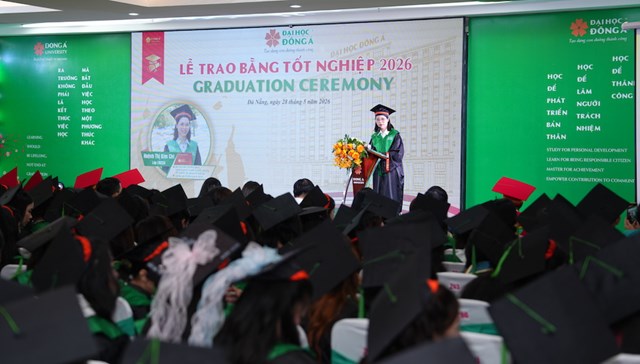 Tại Lễ Tốt nghiệp, c&aacute;c t&acirc;n khoa cũng đ&atilde; d&agrave;nh những lời tri &acirc;n s&acirc;u sắc, ph&uacute;t lắng đọng tri &acirc;n gửi đến Thầy c&ocirc; Đại học Đ&ocirc;ng &Aacute;.