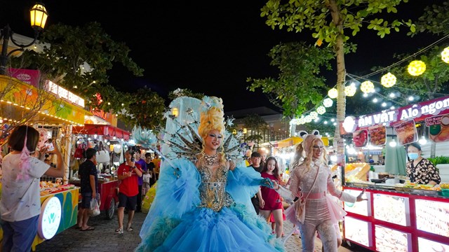 C&aacute;c nghệ sĩ drag queen đầy duy&ecirc;n d&aacute;ng trong show diễn "X&uacute;ng x&iacute;nh" tại chợ đ&ecirc;m Vui Phết, Ph&uacute; Quốc (Ảnh minh họa)