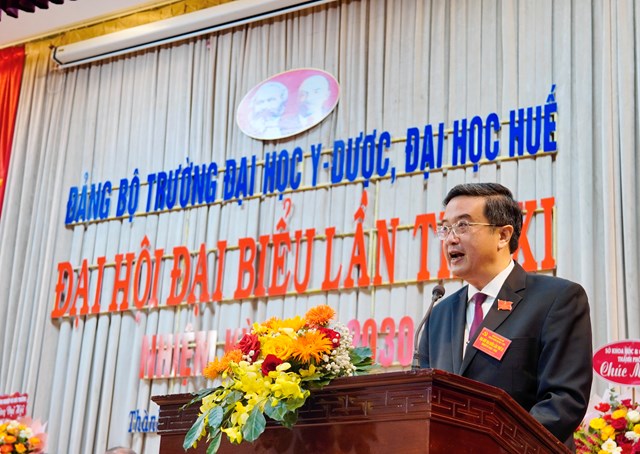 Thay mặt BCH Đảng bộ Trường nhiệm kỳ 2020-2025, đồng ch&iacute; Nguyễn Vũ Quốc Huy - B&iacute; thư Đảng ủy, Hiệu trưởng Nh&agrave; trường tr&igrave;nh b&agrave;y B&aacute;o c&aacute;o ch&iacute;nh trị tại Đại hội