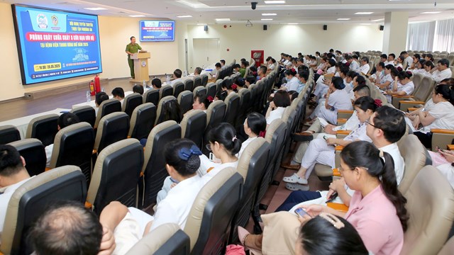 Bệnh viện Trung ương Huế tăng cường ph&#242;ng ch&#225;y chữa ch&#225;y, n&#226;ng cao kỹ năng cứu hộ cho c&#225;n bộ, vi&#234;n chức - Ảnh 1