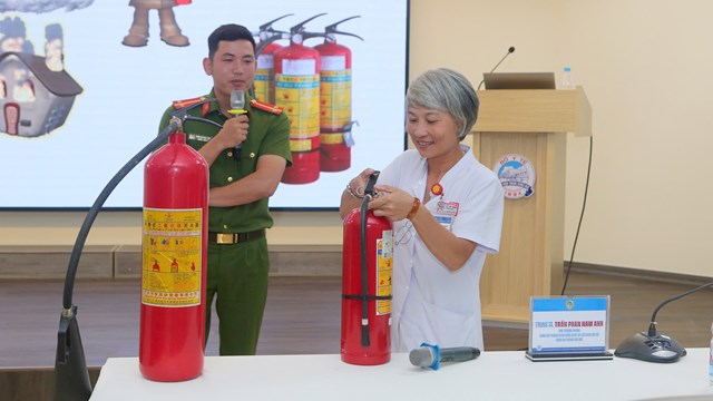 Bệnh viện Trung ương Huế tăng cường ph&ograve;ng ch&aacute;y chữa ch&aacute;y, n&acirc;ng cao kỹ năng cứu hộ cho c&aacute;n bộ, vi&ecirc;n chức