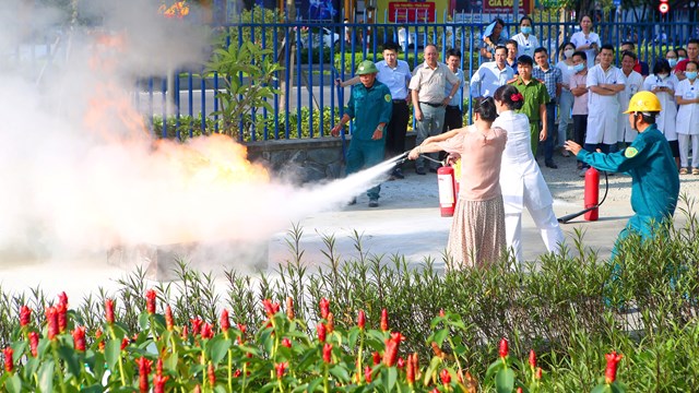 Bệnh viện Trung ương Huế tăng cường ph&#242;ng ch&#225;y chữa ch&#225;y, n&#226;ng cao kỹ năng cứu hộ cho c&#225;n bộ, vi&#234;n chức - Ảnh 2