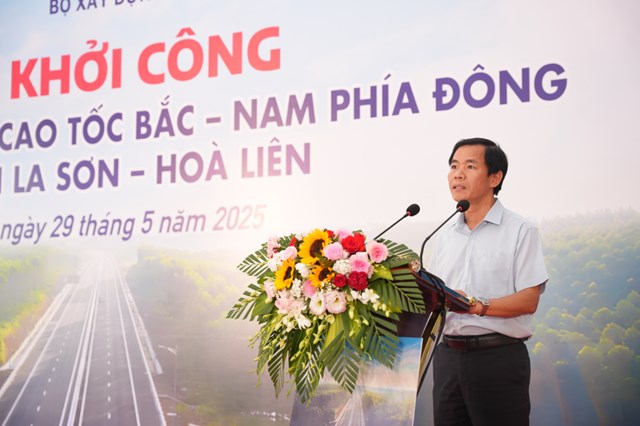 Chủ tịch UBND th&agrave;nh phố Huế Nguyễn Văn Phương ph&aacute;t biểu tại buổi lễ